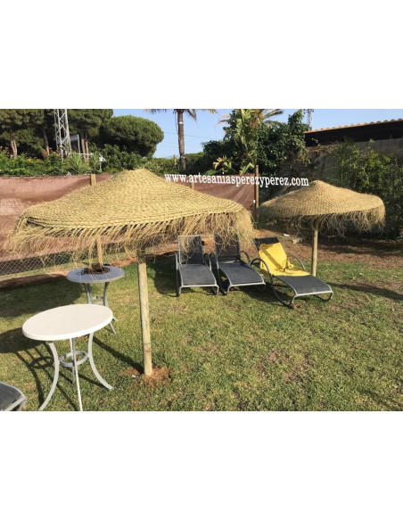 Cubierta con flecos de esparto natural para sombrilla de playa
