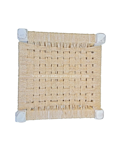 Taburete a la tiza con asiento de sisal natural