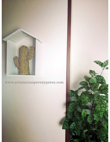 Estantería casita con cactus de esparto natural