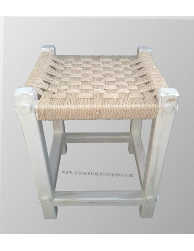 Taburete a la tiza con asiento de sisal natural