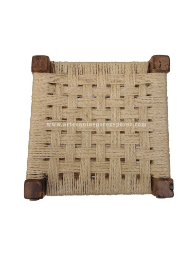 Banqueta rústica de oliveira com assento de sisal natural