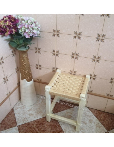 Taburete a la tiza con asiento de sisal natural