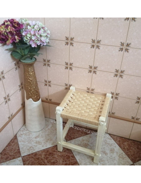 Taburete a la tiza con asiento de sisal natural