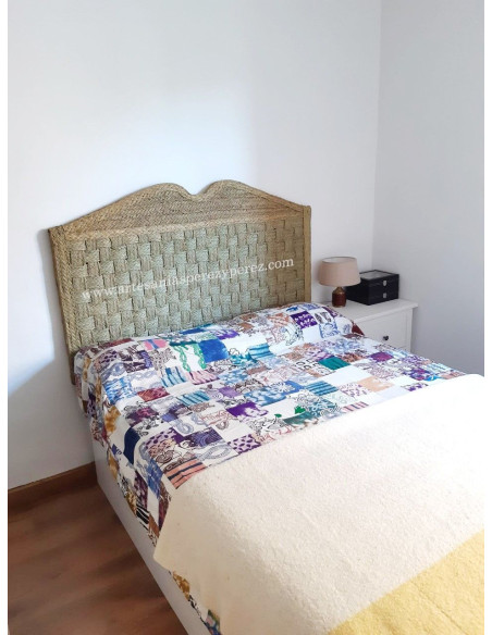 Cabeceira de cama em esparto entrelaçado com pontas na parte superior