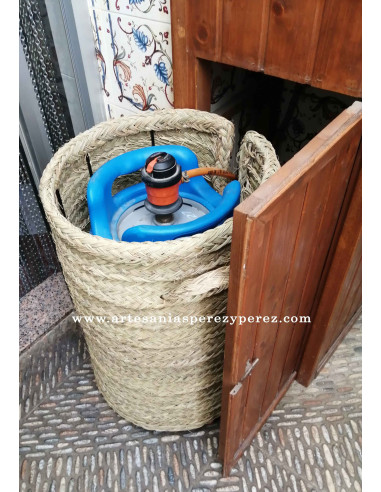 Cesto circular de esparto con ruedas y tapa