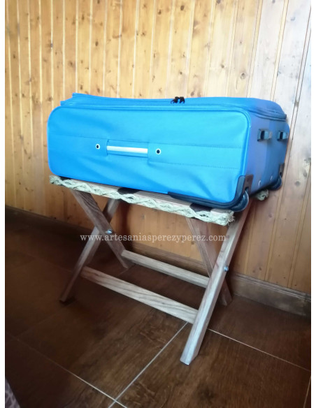 Soporte rústico para maletas de madera y esparto