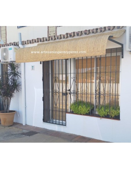 Natural esparto blind with iron separator
