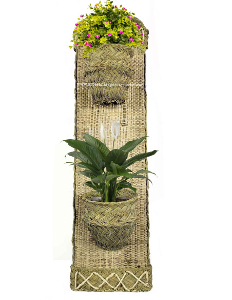 Vaso de parede com estrutura de madeira na esparto e ráfia natural