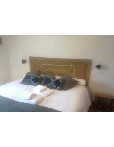 Cabecero de cama de esparto con doble cruz diagonal