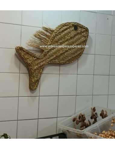Decorative fish-shaped figure in natural sparte
