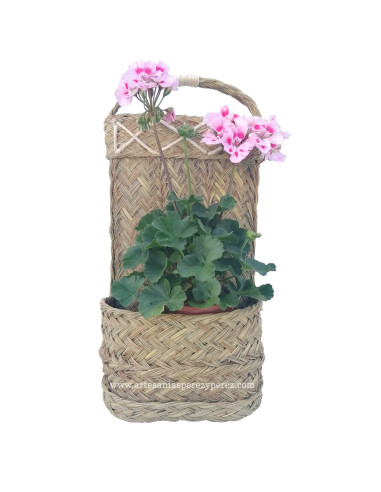 Circular wall plant pot in natural esparto with wood handle