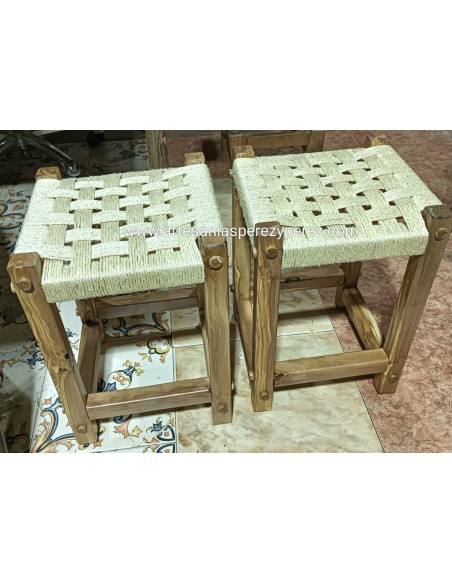 Banco rústico de oliveira com assento de sisal natural