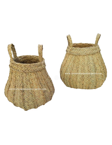 Natural esparto basket with a rounded shape and handles