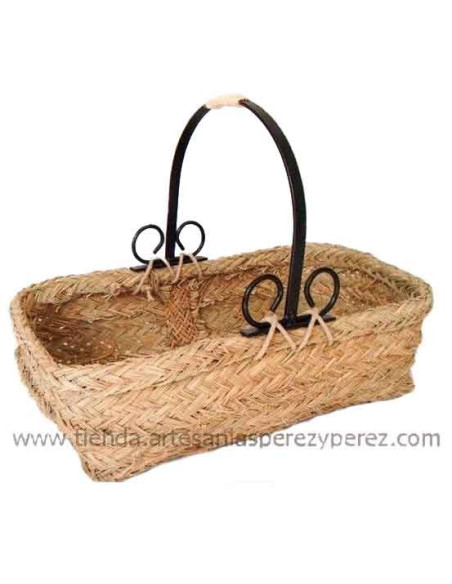 Cesta baja rectangular hecha con esparto a mano con asa de forja