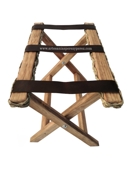 Rustic luggage stand in wood and esparto