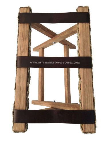 Rustic luggage stand in wood and esparto