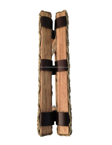 Soporte rústico para maletas de madera y esparto 2